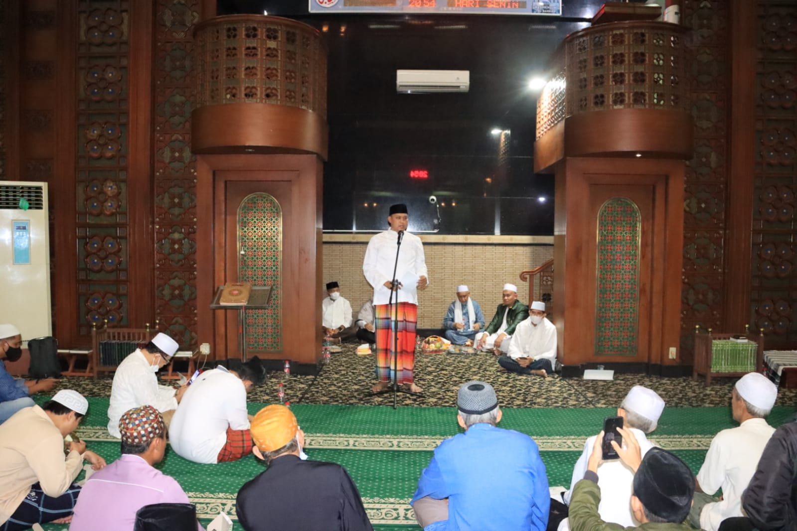 Bersama Forkopimda, Plt. Wali Kota Bekasi Hadiri Peringatan Nuzulul Qur’an Di Masjid Agung Al Barkah