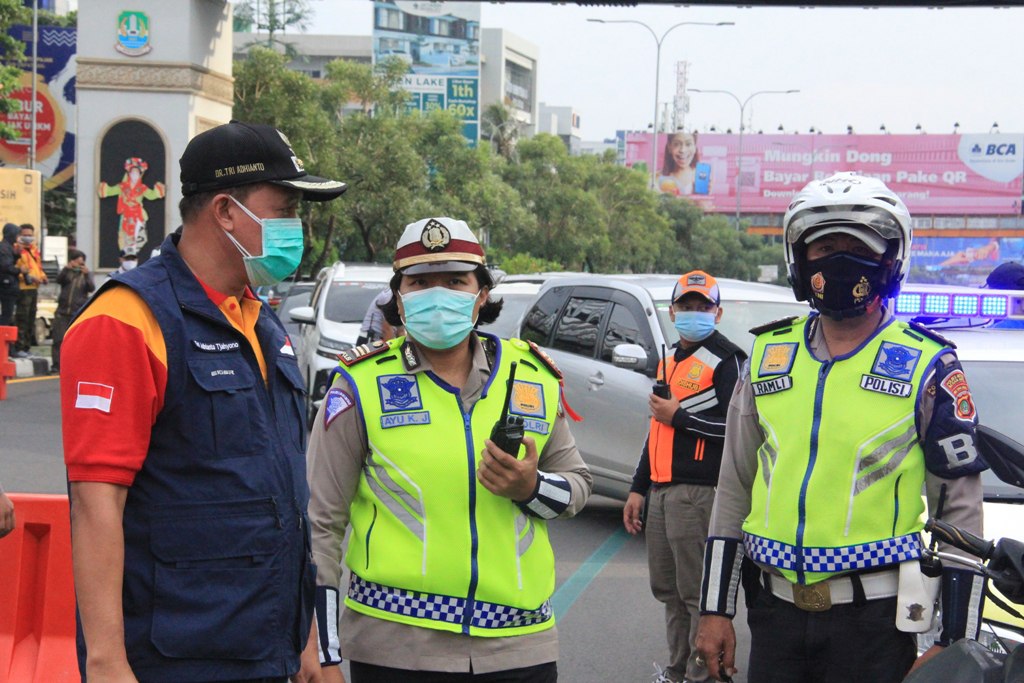 WAKIL WALI KOTA BEKASI Dr. TRI ADHIANTO PIMPIN APEL PENGAMANAN MALAM PERGANTIAN TAHUN