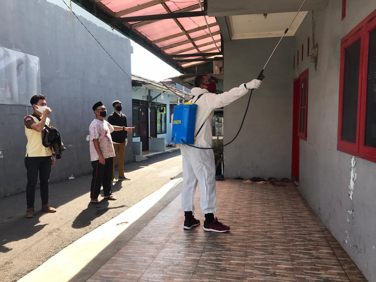 KELURAHAN PENGASINAN AKTIF LAKUKAN PENYEMPROTAN