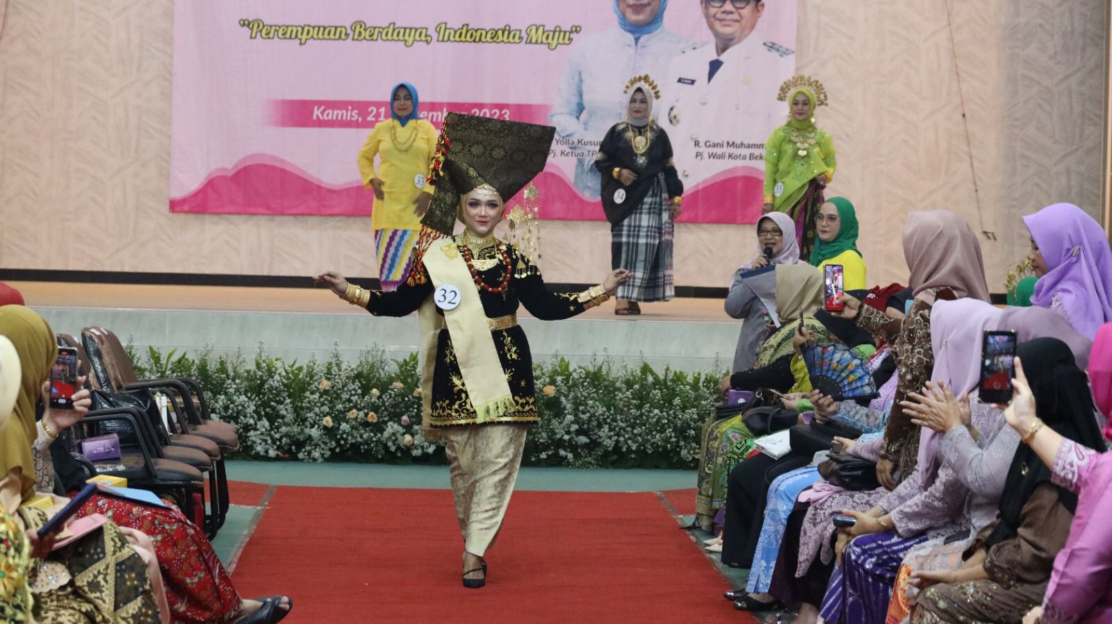 Peringatan Hari Ibu Dimeriahkan Lomba Fashion Show Emak-Emak