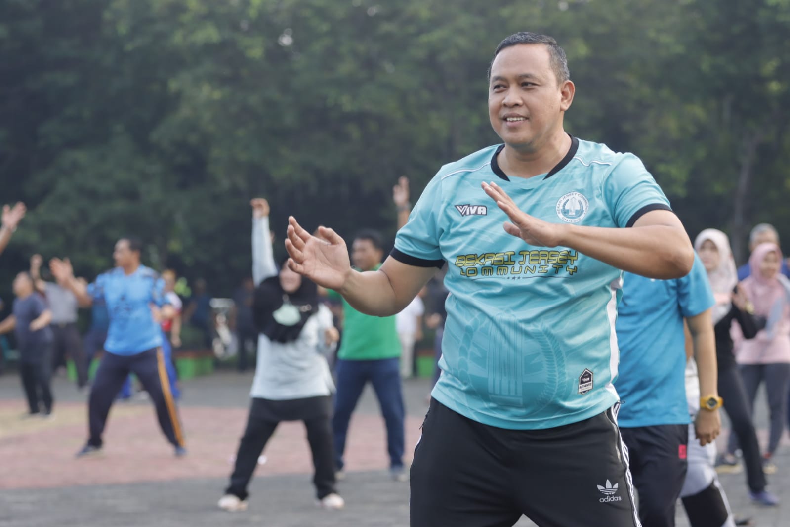 PLT. WALI KOTA BEKASI BERSAMA ASN KOTA BEKASI SENAM SPARKO DIRANGKAI DENGAN TINJAU BAZAR UMKM