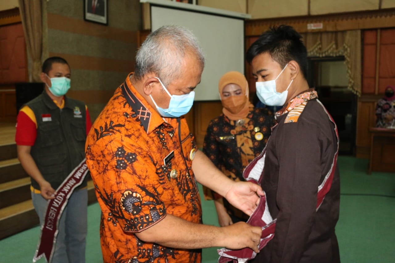 KUKUHKAN FORUM ANAK KOTA BEKASI, WALI KOTA KENALKAN SALAM HARMONISASI