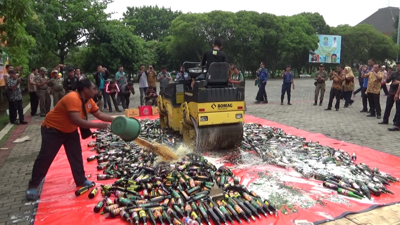 Sebanyak 1500 Botol Miras Ilegal Dimusnahkan Tim Gabungan Kota Bekasi
