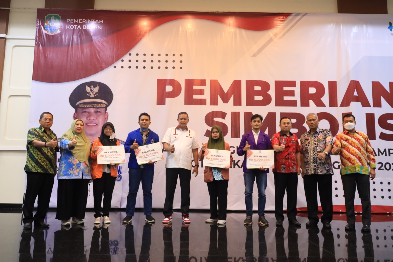 PLT WALI KOTA BEKASI BERIKAN BEASISWA UNTUK MAHASISWA KURANG MAMPU