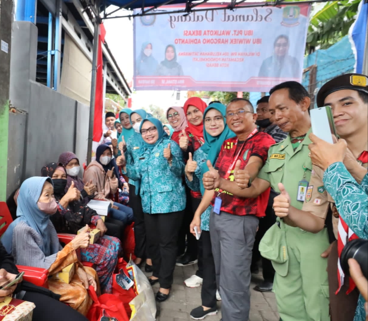 Program Jumat Berkah Istri Plt Wali Kota Bekasi Blusukan Ke Gang-Gang Sempit