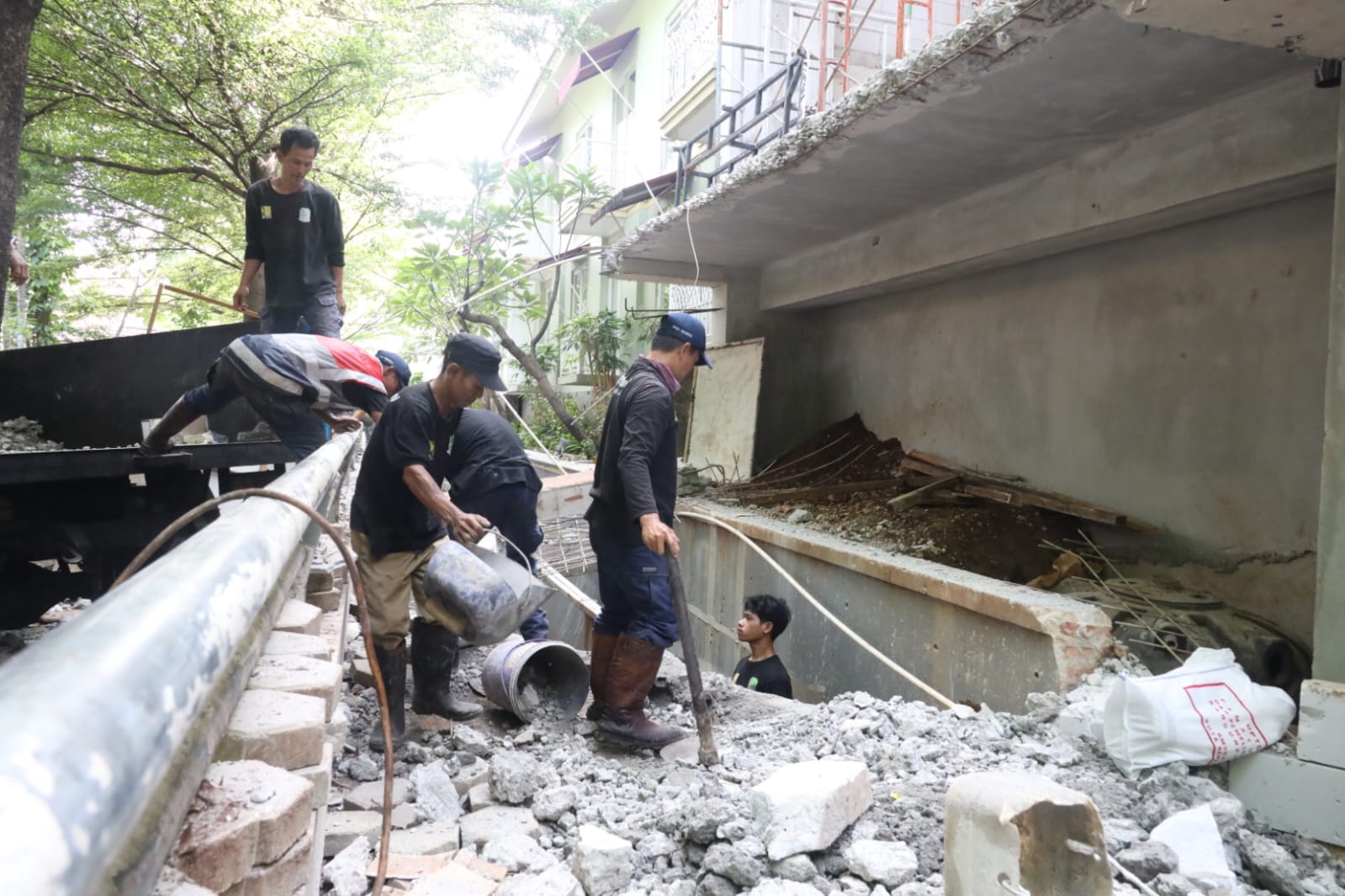 Distaru Kota Bekasi Lanjutkan Pembongkaran Bangunan Parkir Bening Boutique Hotel Jatibening