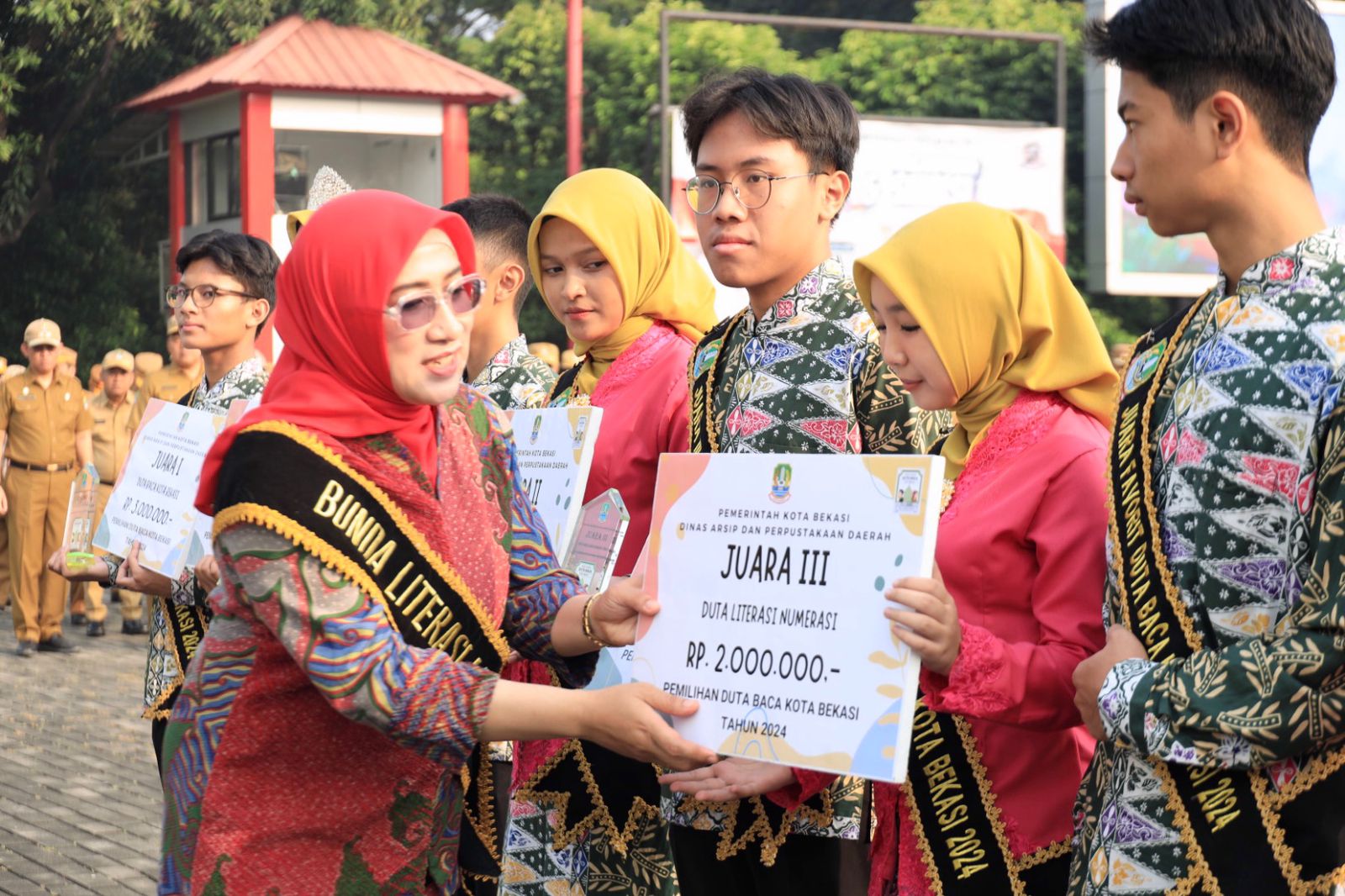 Bunda Literasi Serahkan Penghargaan GLN Gareulis Jabar dan Duta Baca Kota Bekasi 2024