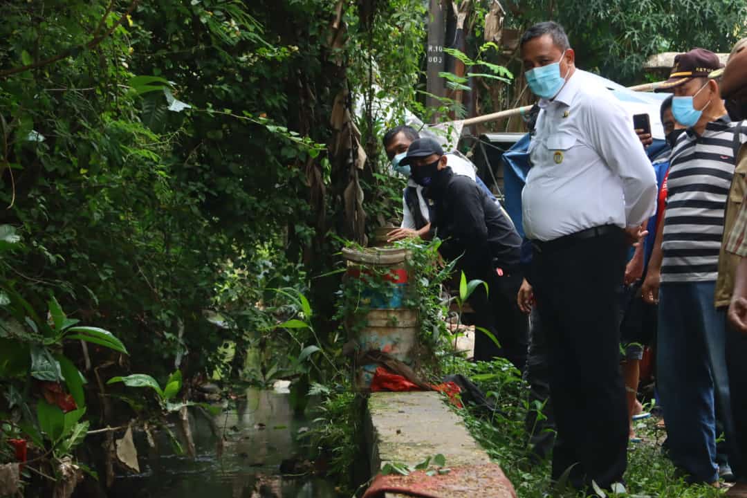 TRI ADHIANTO TINJAU LOKASI YANG KERAP TERJADI BANJIR DI KELURAHAN JATIRAHAYU