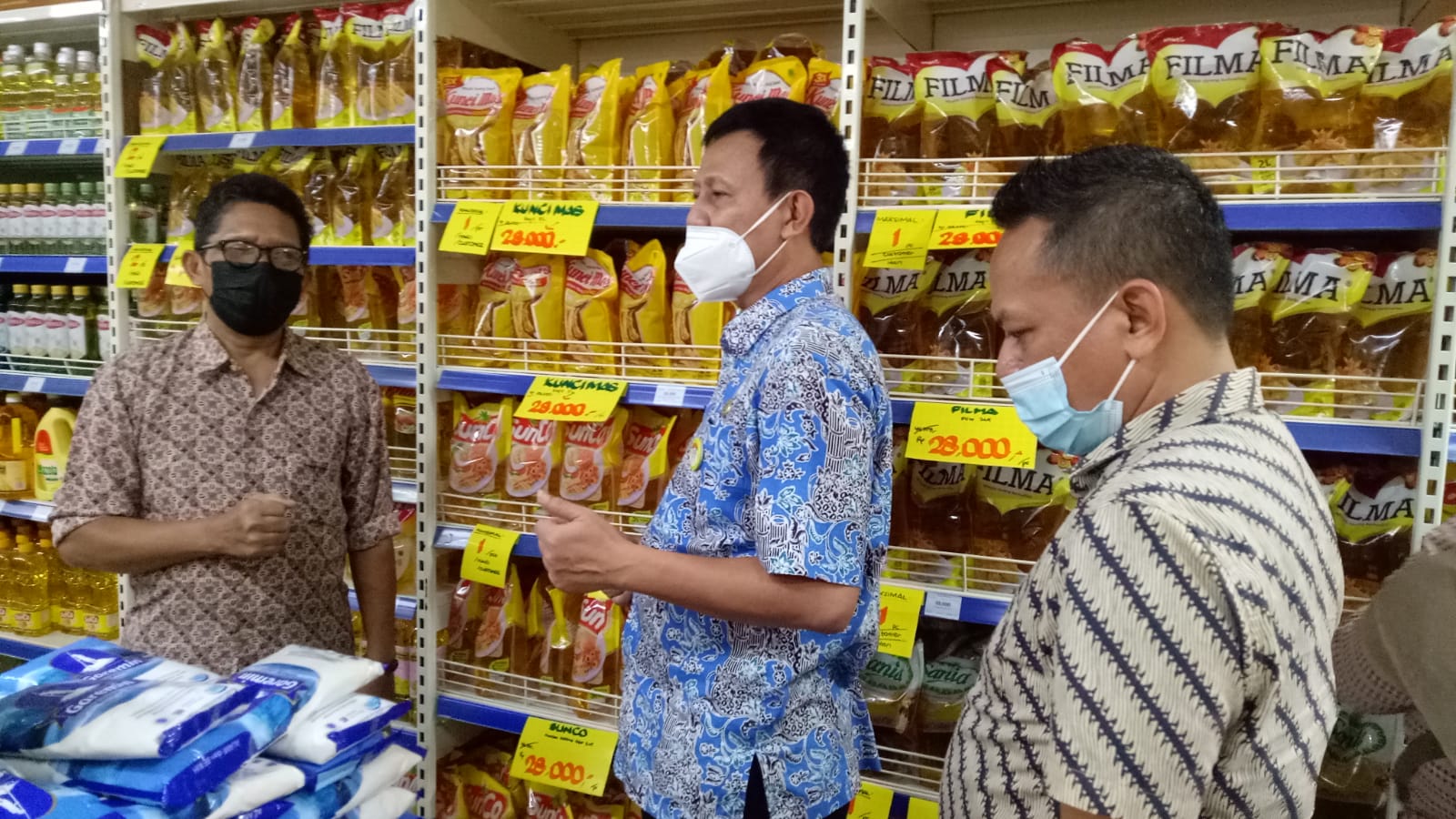 KADISDAGPERIN KOTA BEKASI PANTAU PENJUALAN MINYAK SATU HARGA