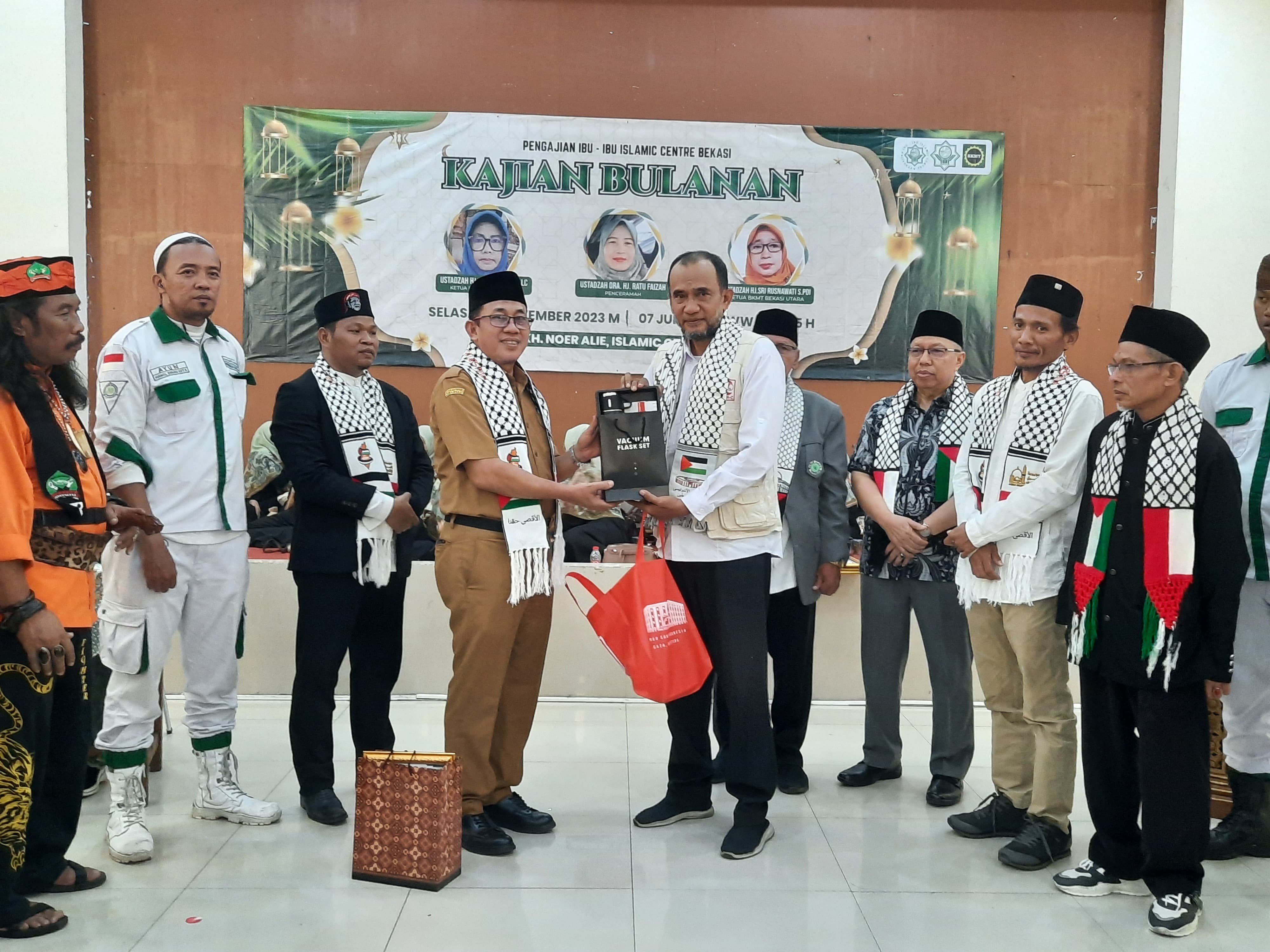 Asda II Hadiri Penyerahan Bantuan Kemanusiaan Bekasi Bersama Palestina