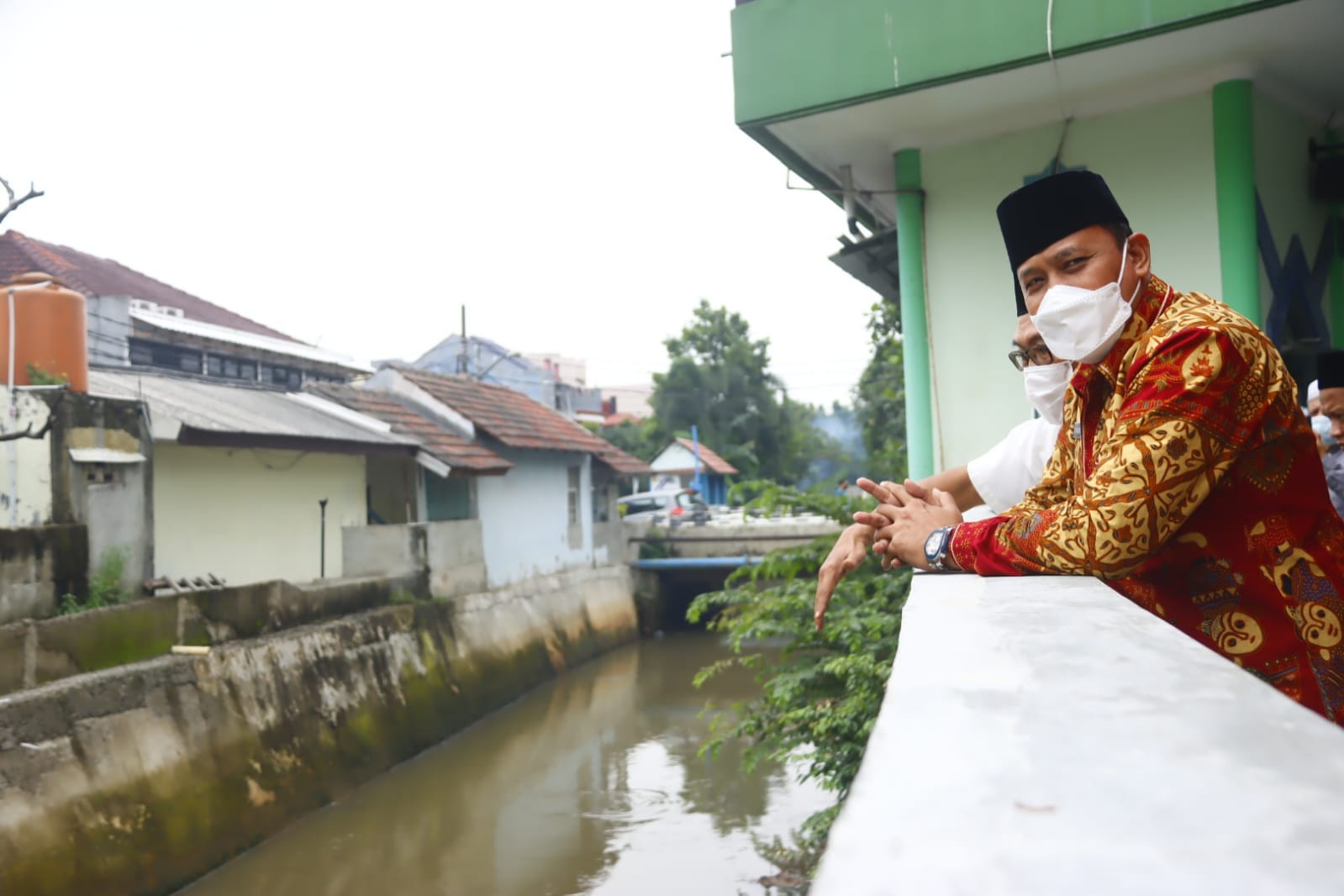 Plt Wali Kota Bekasi Tinjau Tanggul Kali Cakung yang Telah Diperbaiki