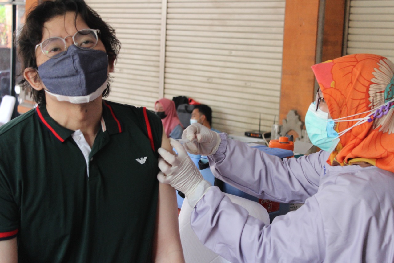 VAKSIN PFIZER MULAI DIDISTRIBUSIKAN, WARGA DI SEKITAR BEKASI BARAT TERLIHAT ANTUSIAS