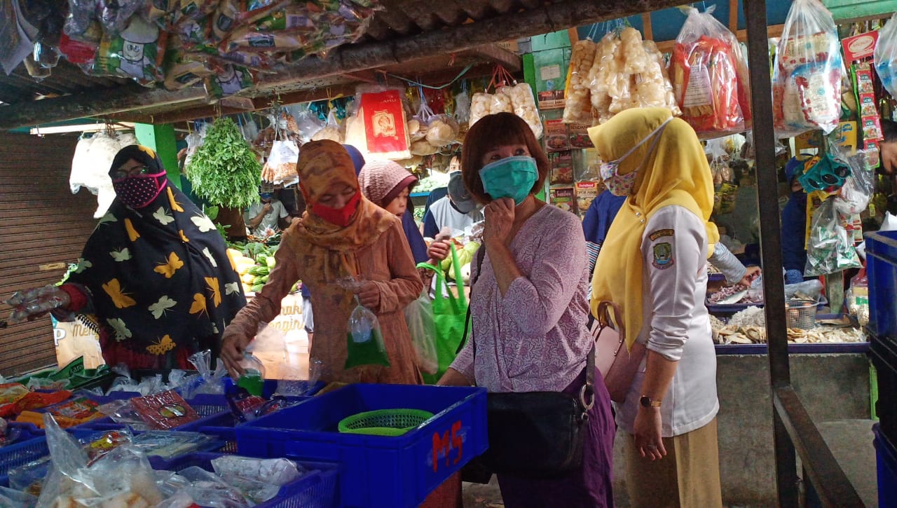 Petugas Tim Wilayah 1 Lakukan Edukasi Pencegahan Covid19 di Pasar Tradisional