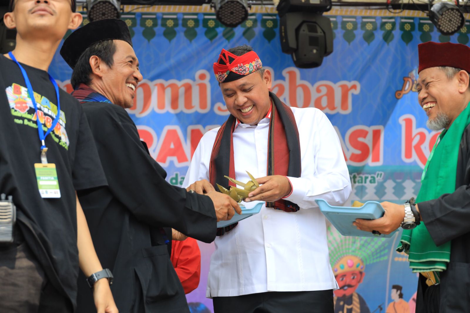 PLT WALI KOTA BEKASI POTONG KETUPAT TANDA SILATURRAHMI AKBAR LEBARAN BEKASI KE-3 DI BUKA