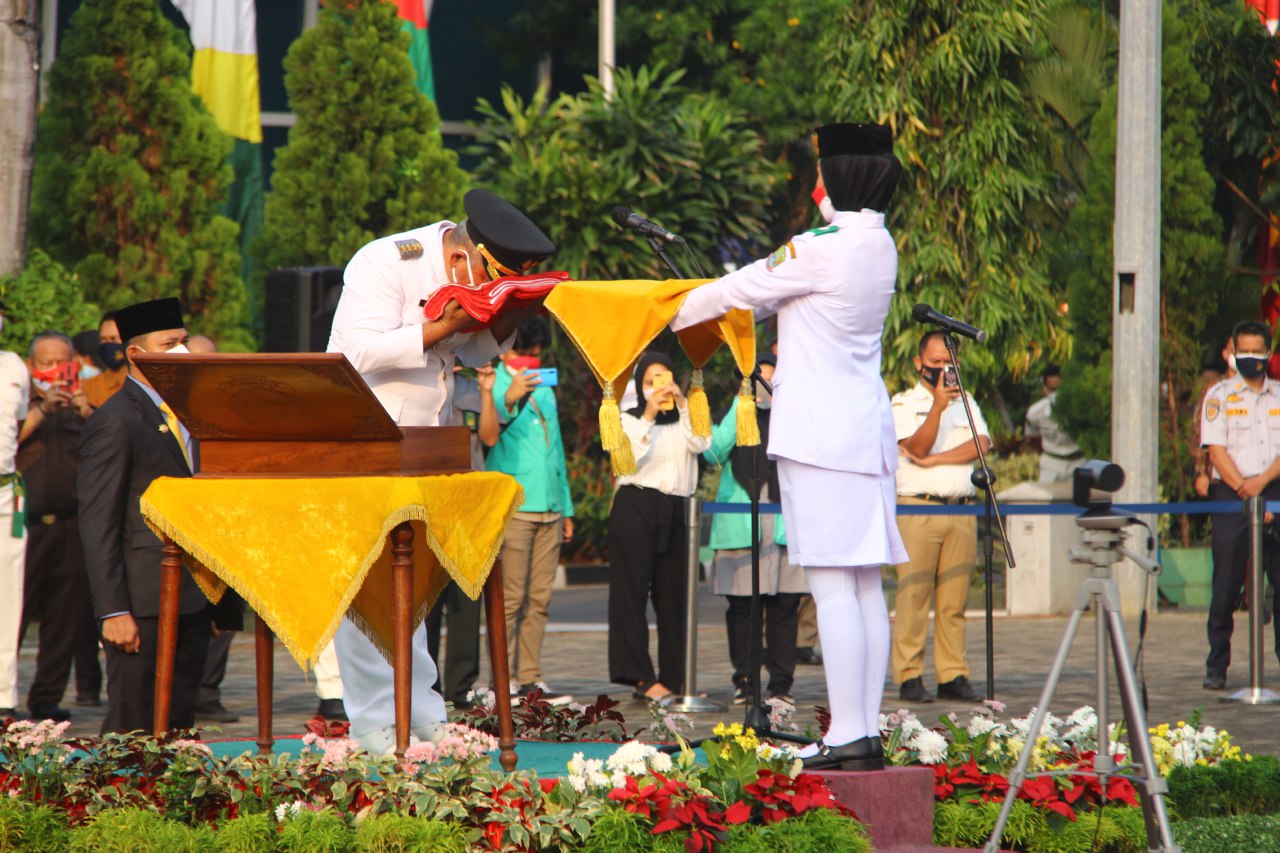 UPACARA PERINGATAN KEMERDEKAAN RI KE 76 TAHUN DIGELAR DI PLAZA PEMKOT BEKASI DENGAN PROKES