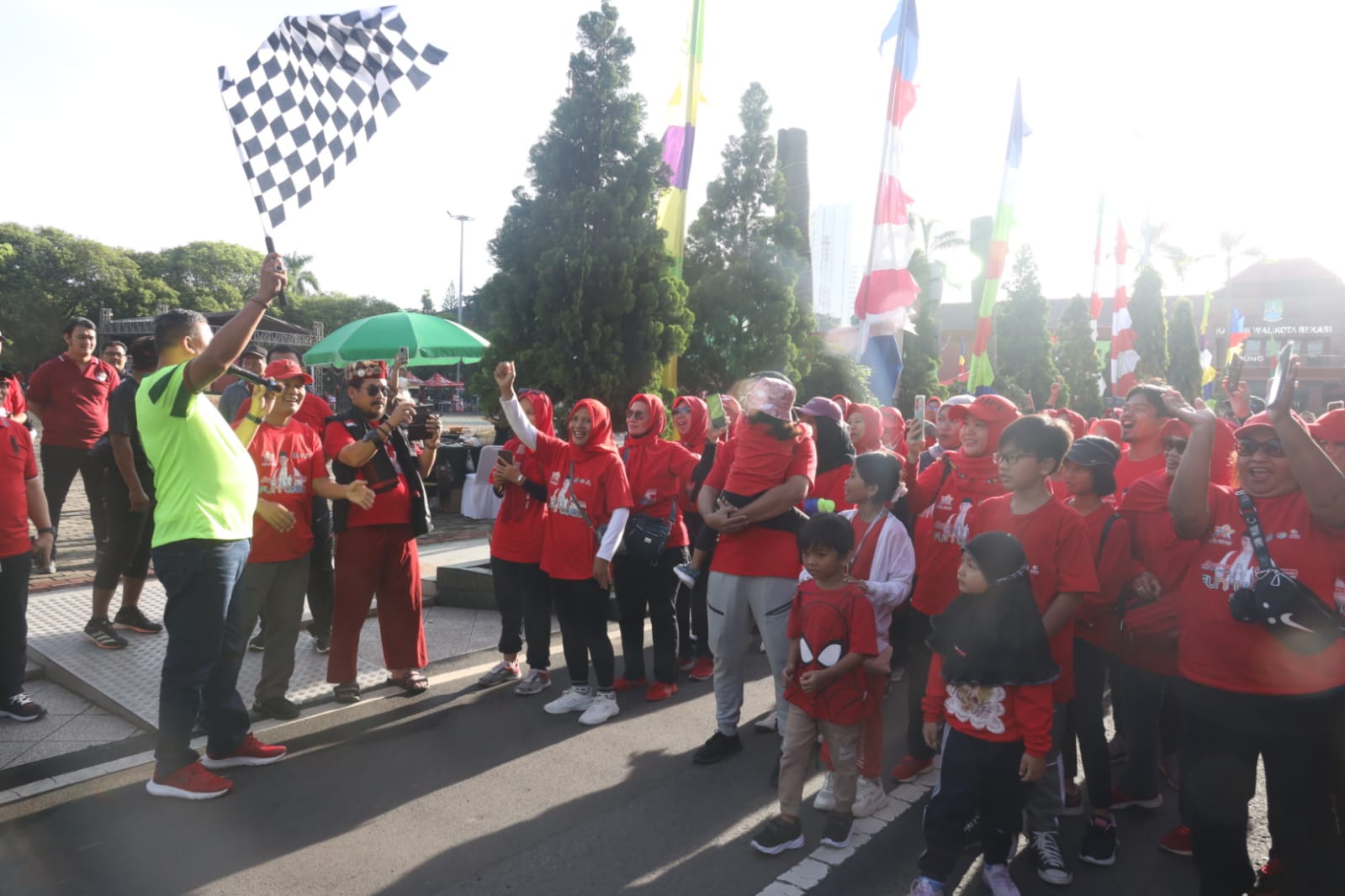 Fun Walk Ramaikan CFD Kota Bekasi Hari Ini, Plt. Wali Kota Bekasi Lepas Peserta