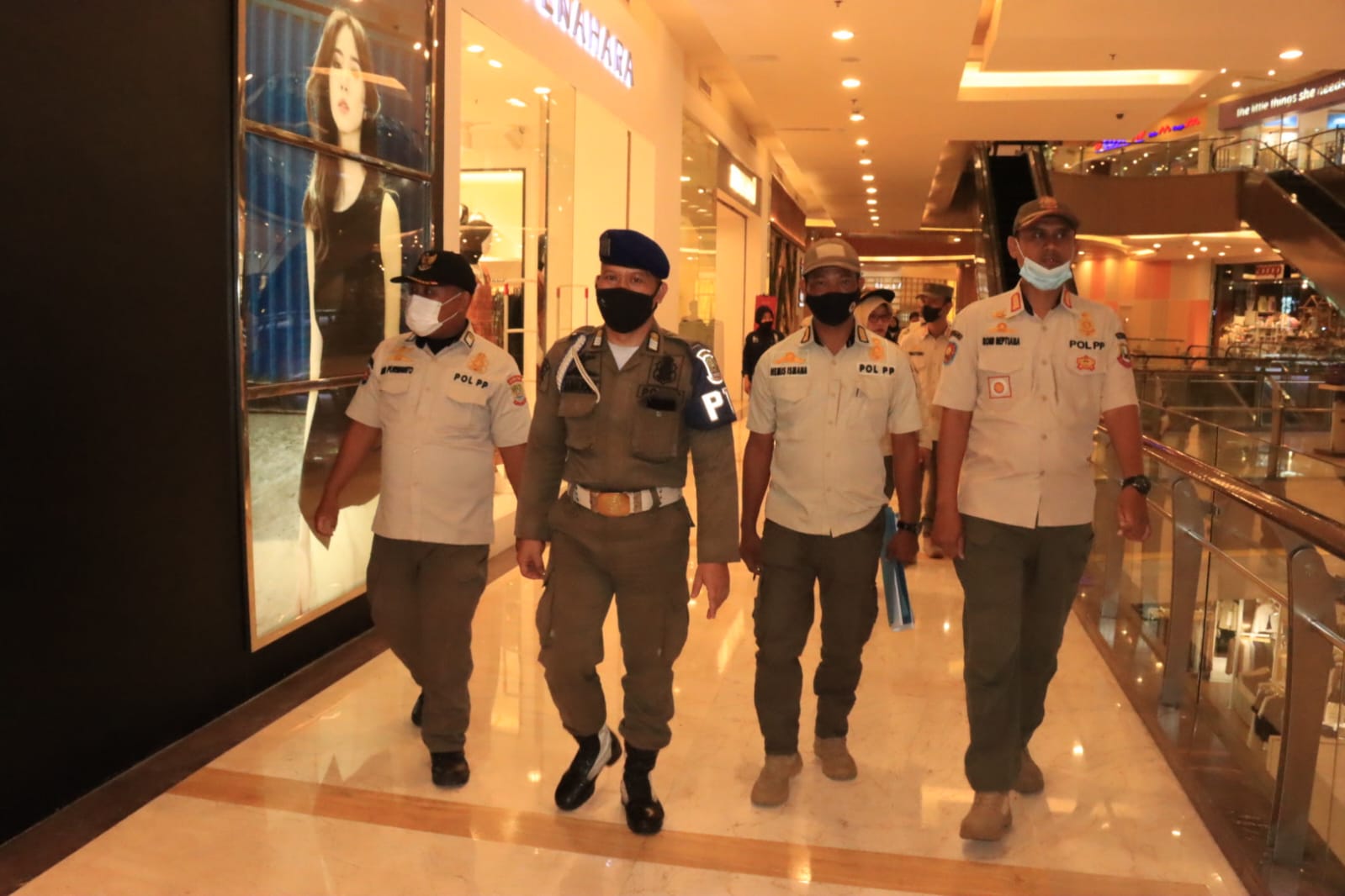 Satpol PP Kota Bekasi Operasi Pegawai Melalui Gerakan Disiplin Nasional di Pusat Perbelanjaan