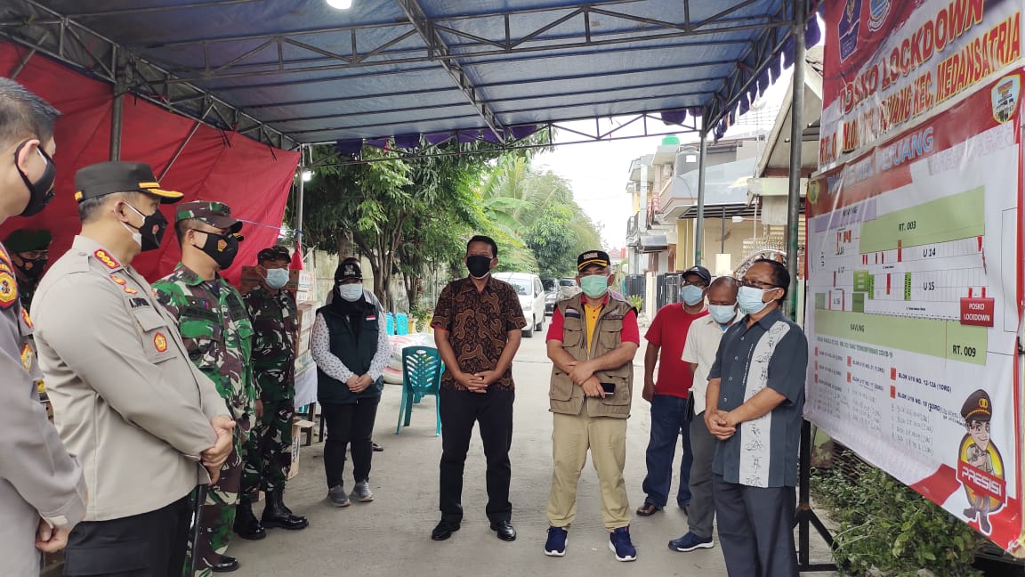 RT.02 RW.25 KELURAHAN PEJUANG LOCKDOWN, WALI KOTA, KAPOLRES DAN DANDIM SAMBANGI PERUMAHAN TERSEBUT