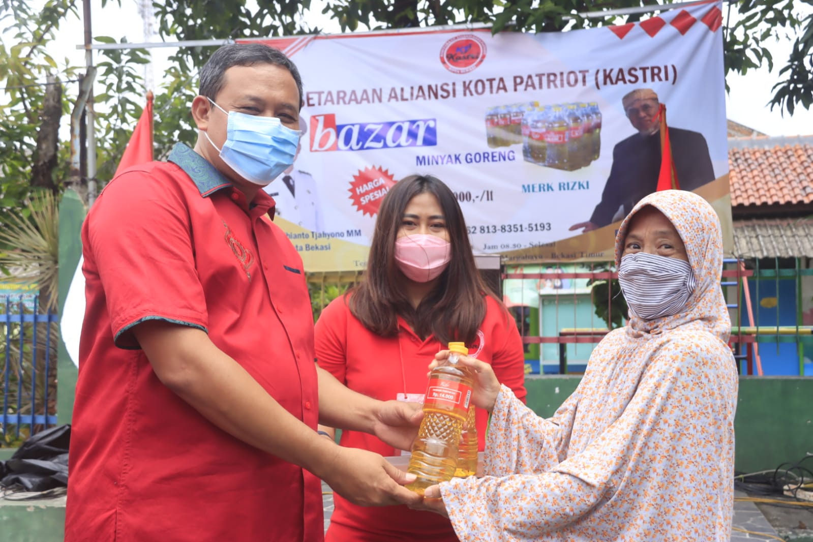 Plt. WALI KOTA BEKASI  BERSAMA KASTRI SALURKAN 10.000 LITER MINYAK GORENG