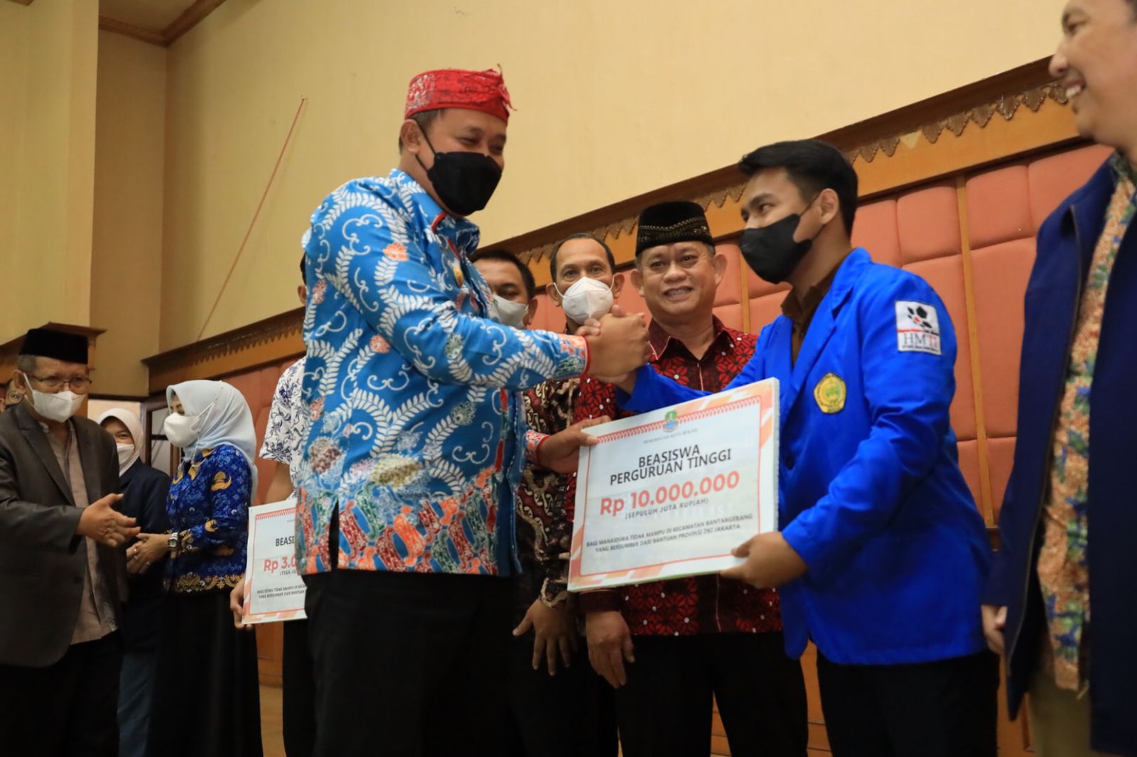 Plt Walikota Bekasi Beri Bantuan Beasiswa Untuk Siswi dan Mahasiswa dari Provinsi DKI Jakarta