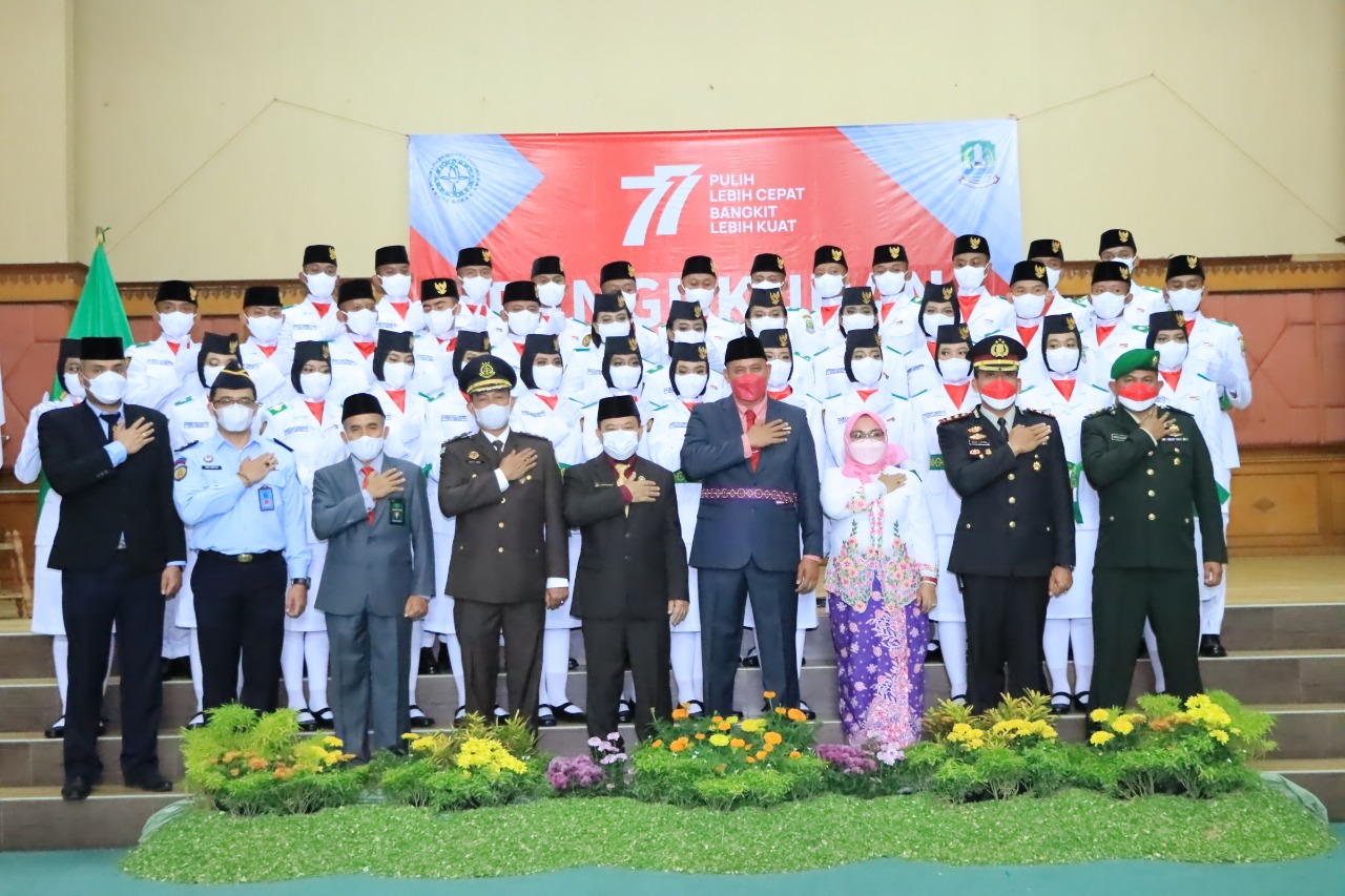 PLT. WALI KOTA BEKASI TRI ADHIANTO KUKUHKAN 40 PASUKAN PENGIBAR BENDERA HUT RI KE 77 TAHUN