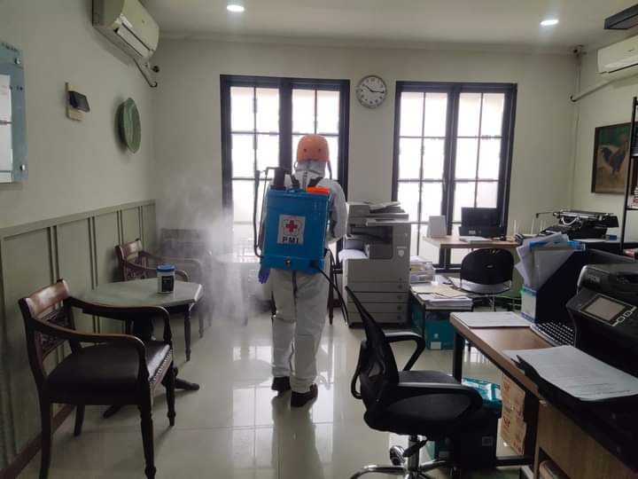 Minimalisir Penyebaran Covid 19, PMI Kota Bekasi Bergerak Penyemprotan Di Berbagai Titik Lokasi 