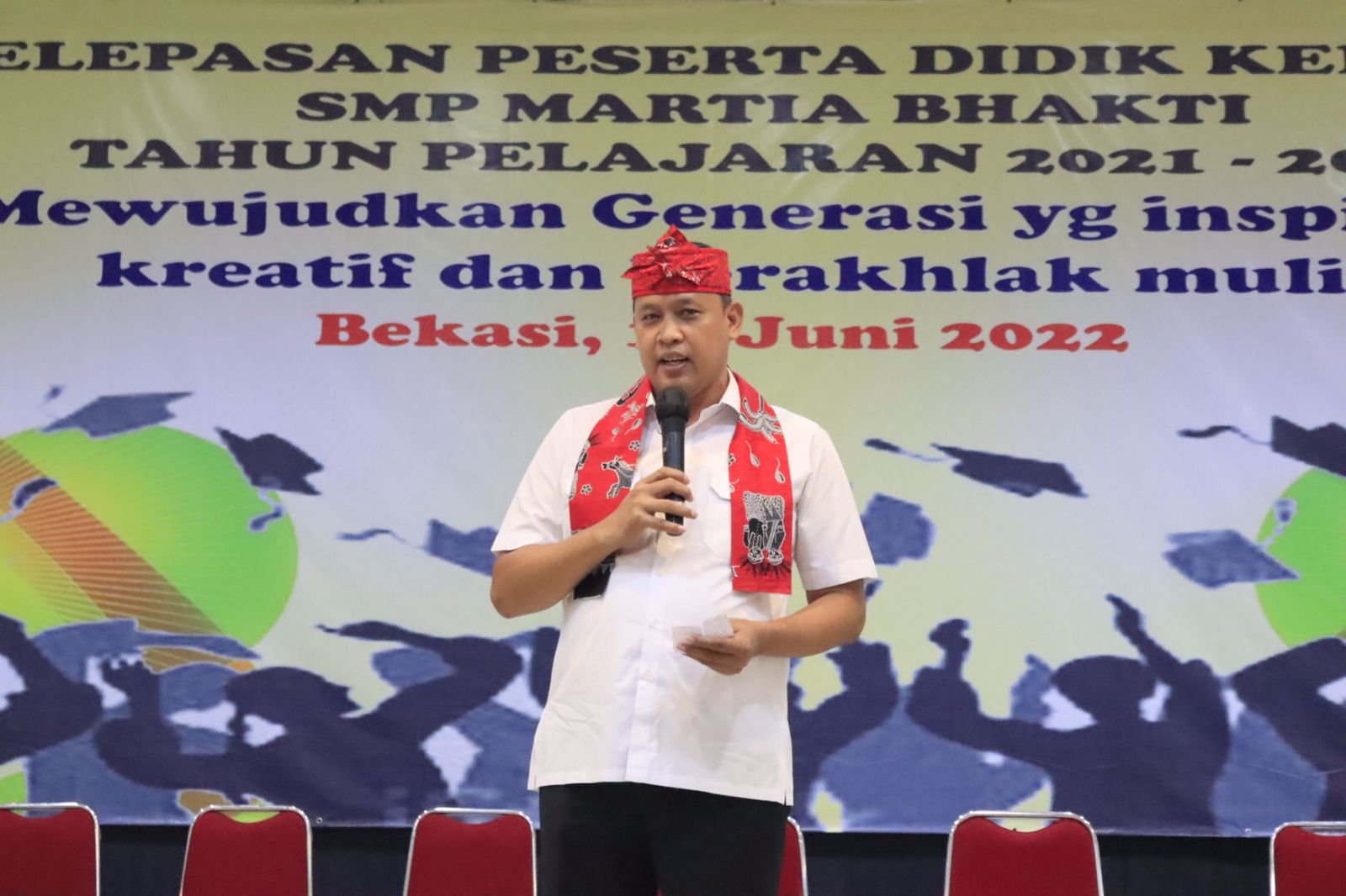 WUJUDKAN GENERASI AKTIF DAN BIBIT UNGGUL. PLT WALI KOTA BEKASI HADIRI PELEPASAN SISWA SMP