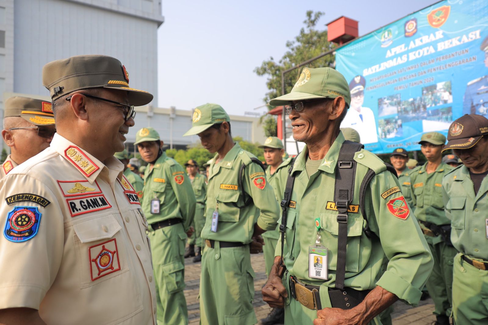 PJ. Wali Kota Pimpin Apel Akbar Anggota Satlinmas Kota Bekasi Tahun 2023