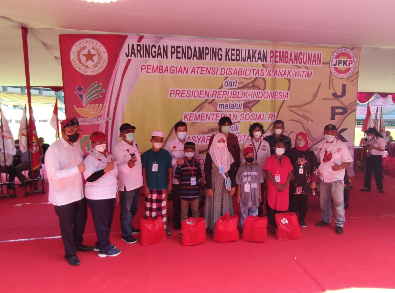 JPKP Kota Bekasi Serahkan 228 Buah Bantuan Sosial Untuk Penyandang Disabilitas Dan Anak Yatim