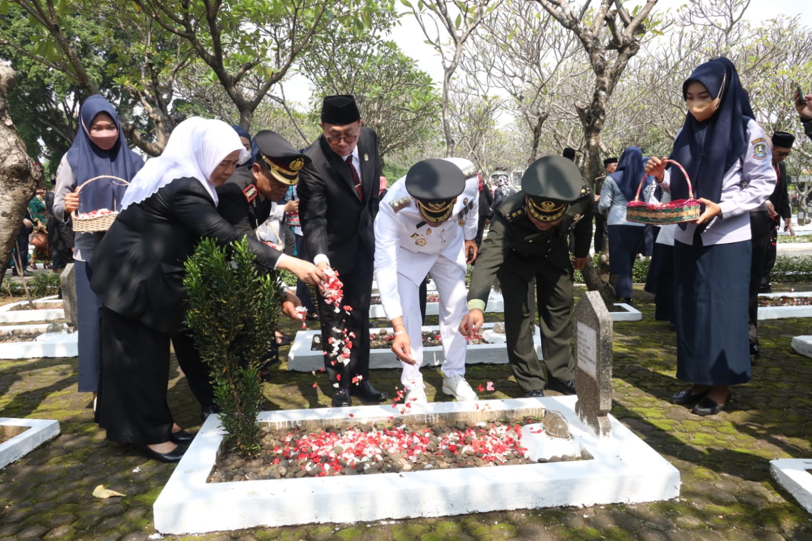 Tabur Bunga Dalam Rangka HUT Kota Bekasi Ke 26 Tahun Berjalan Secara Khidmat