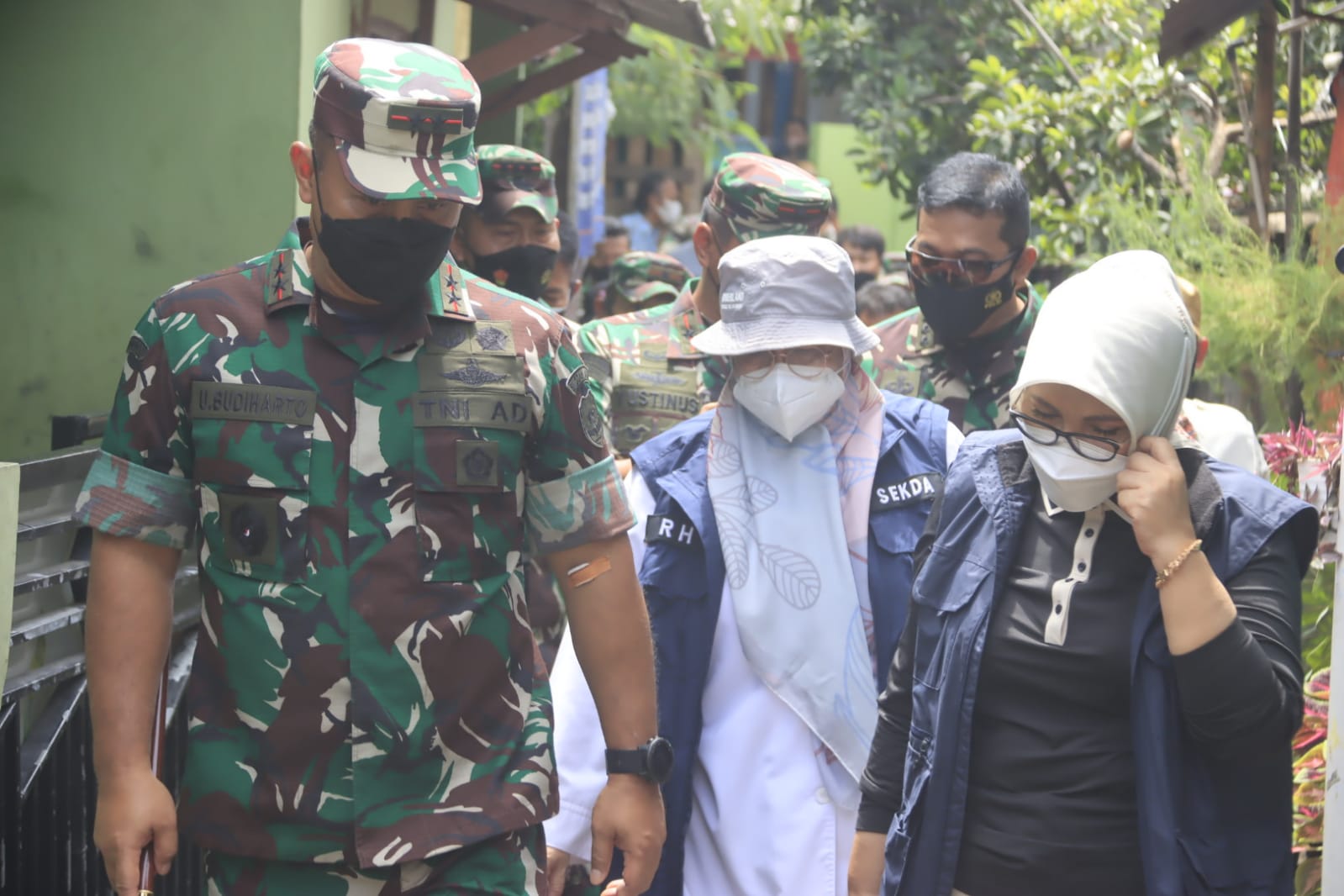 Sekda Kota Bekasi Dampingi Pangdam Jaya Tinjau Vaksinasi Lansia di Kecamatan Medan Satria