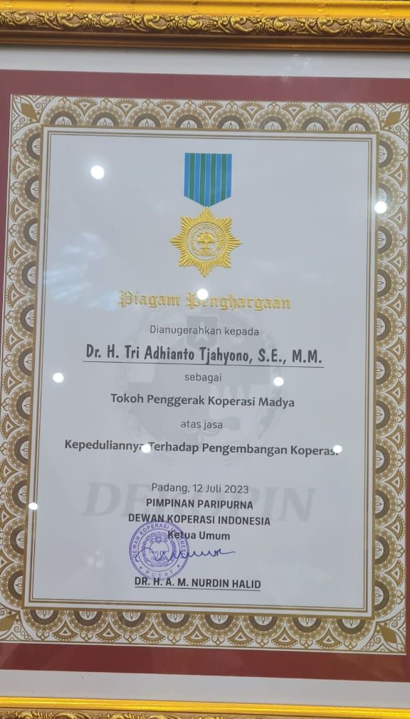 Plt Wali Kota Bekasi Raih Penghargaan Sebagai Tokoh Penggerak Koperasi Madya