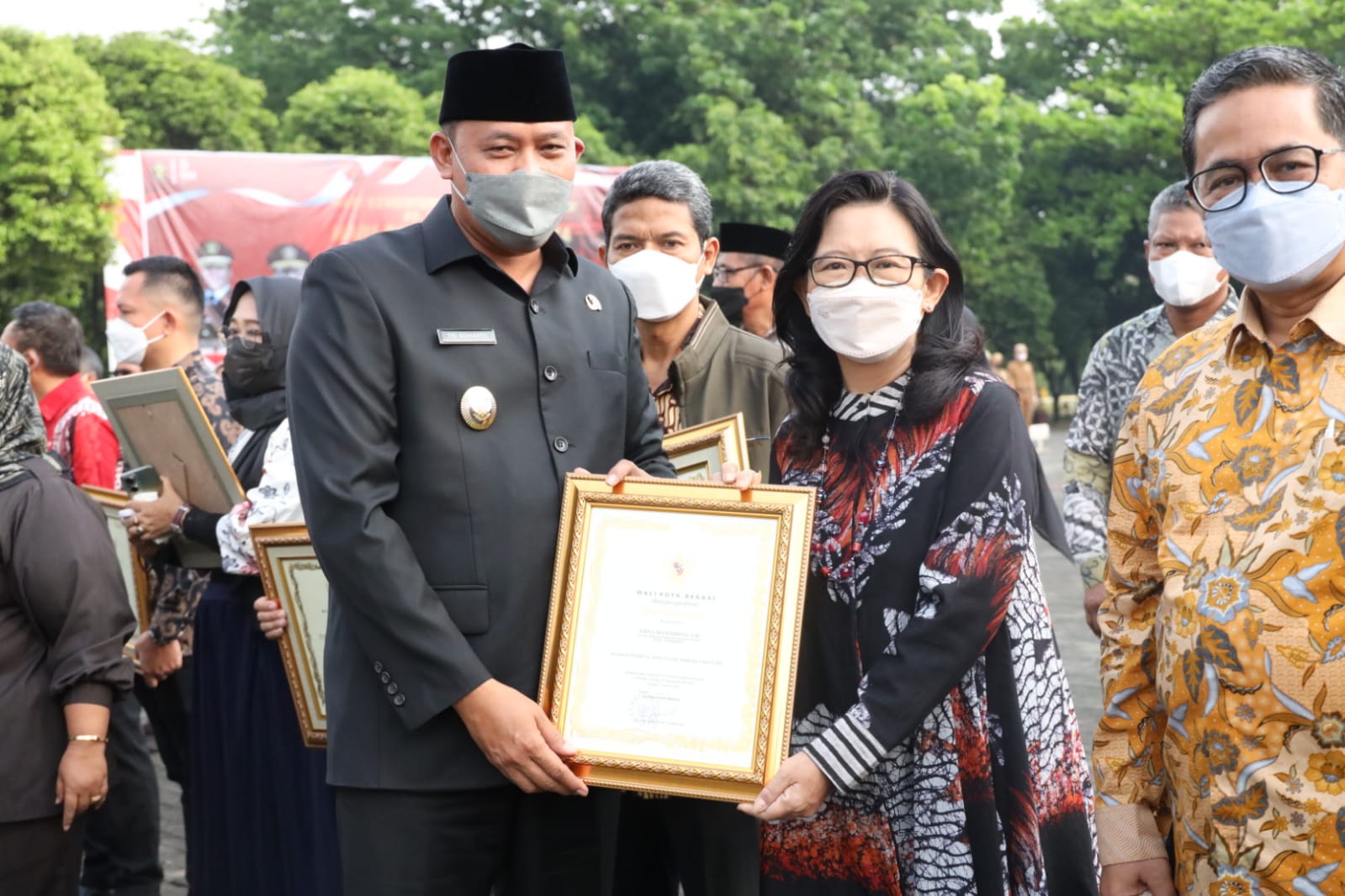 Plt.Wali Kota Beri Penghargaan Kepada Wajib Pajak Tahun 2021 Serta Launching Layanan Patriot Beken