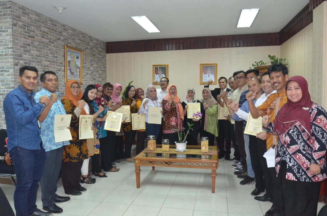 Sukses Penyelengaraan Bekasi Night Carnival, Sekda Berikan Piagam Kepada Para Sponsor