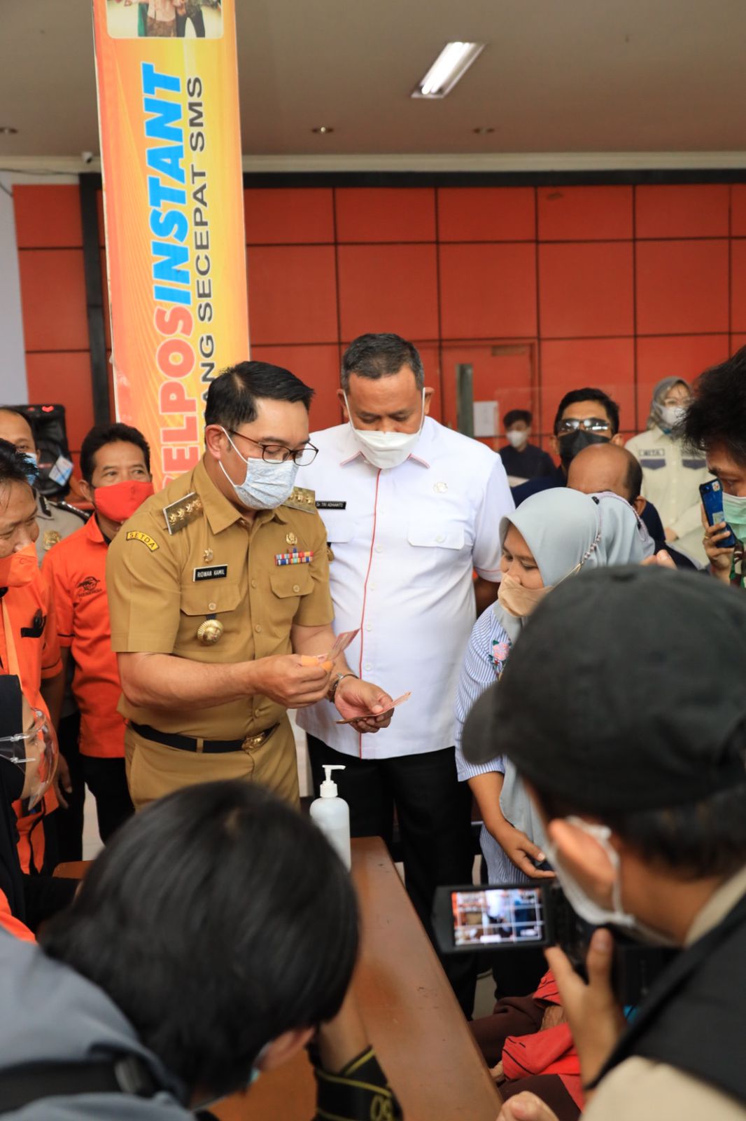 PLT. WALI KOTA BEKASI DAMPINGI JABAR 1 PEMBAGIAN BLT