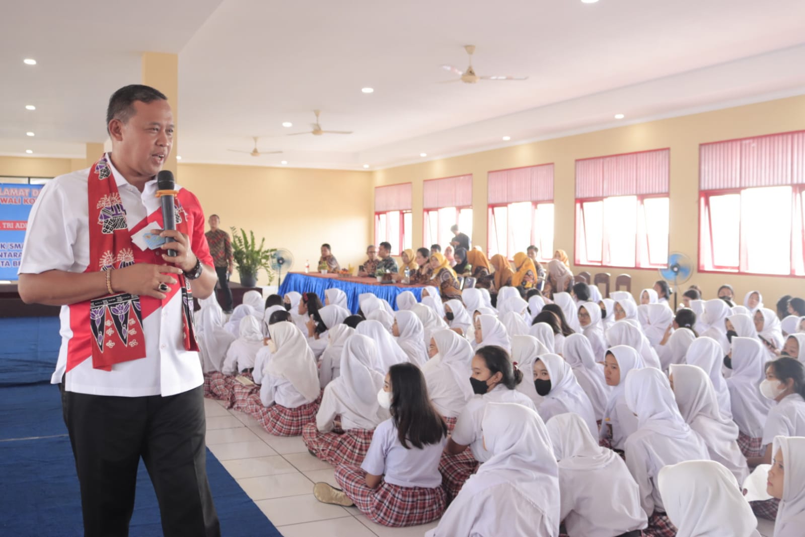 Plt. Wali Kota Sosialisasi Wawasan Kebangsaan Dirangkai Kejar Bola Layanan Kependudukan