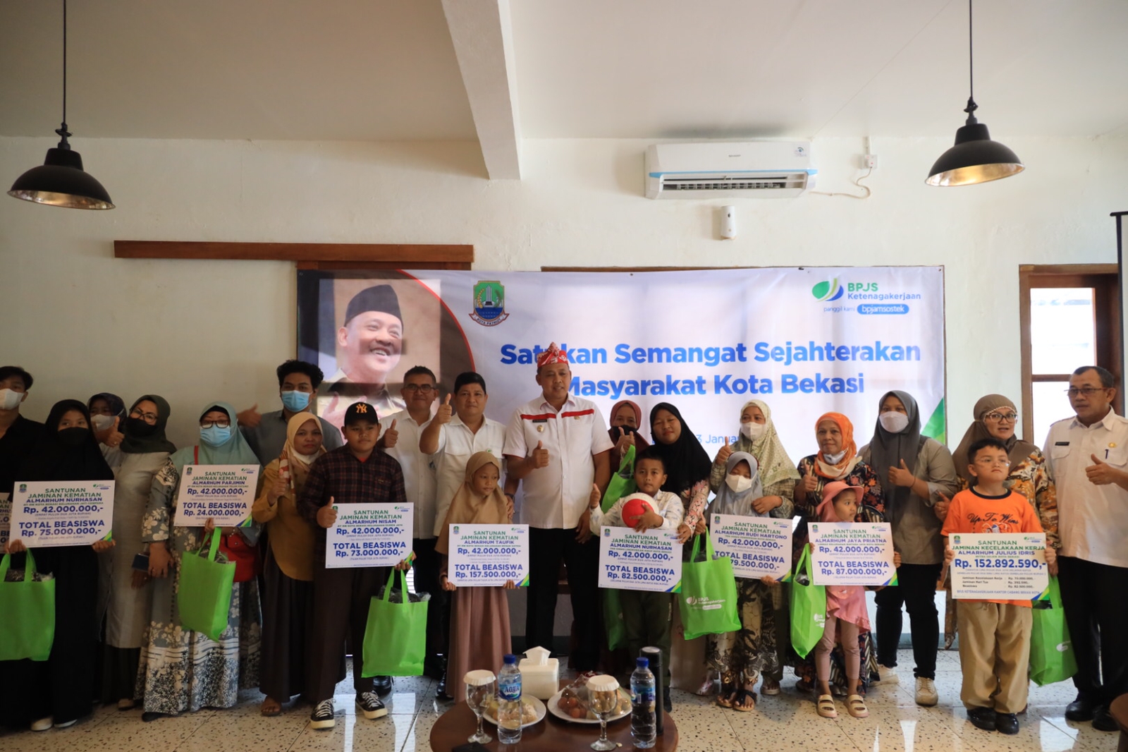 Tri Adhianto Hadiri Pemberian Santunan Kematian dan Beasiswa dari BPJS Ketenagakerjaan Kota Bekasi