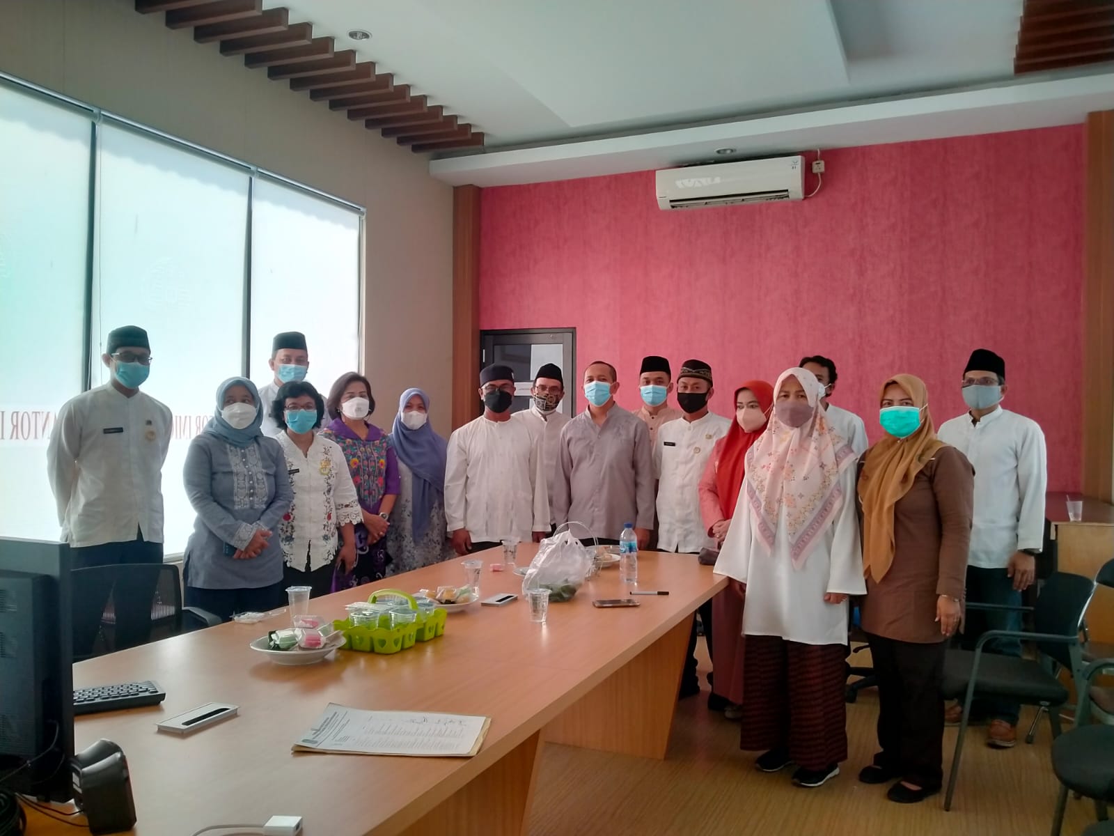 Memperingati Hari Santri Nasional, Wali Kota Serahkan Piala Pemenang Lomba MTQ Tingkat Kota Bekasi