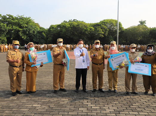Asda I Serahkan Penghargaan kepada ASN yang Memasuki Masa Purna Bhakti