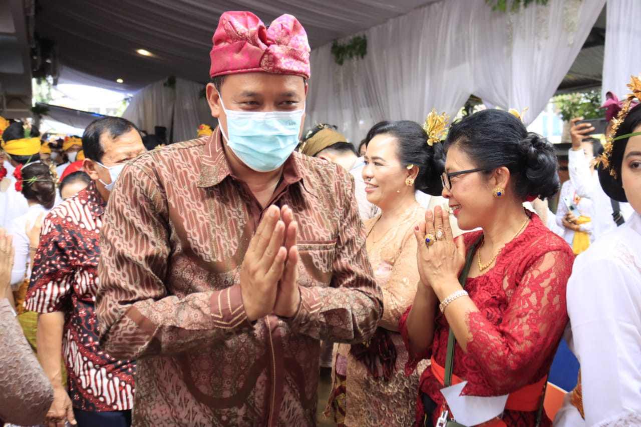 PLT. WALI KOTA BEKASI HADIRI UPACARA ADAT METATAH DI PURE JAKASAMPURNA