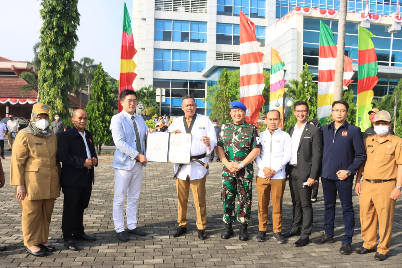 Apel Hari Ini, Plt.Wali Kota Disematkan Sabuk Hitam Kehormatan Dari Kukkiwon World Taekwondo
