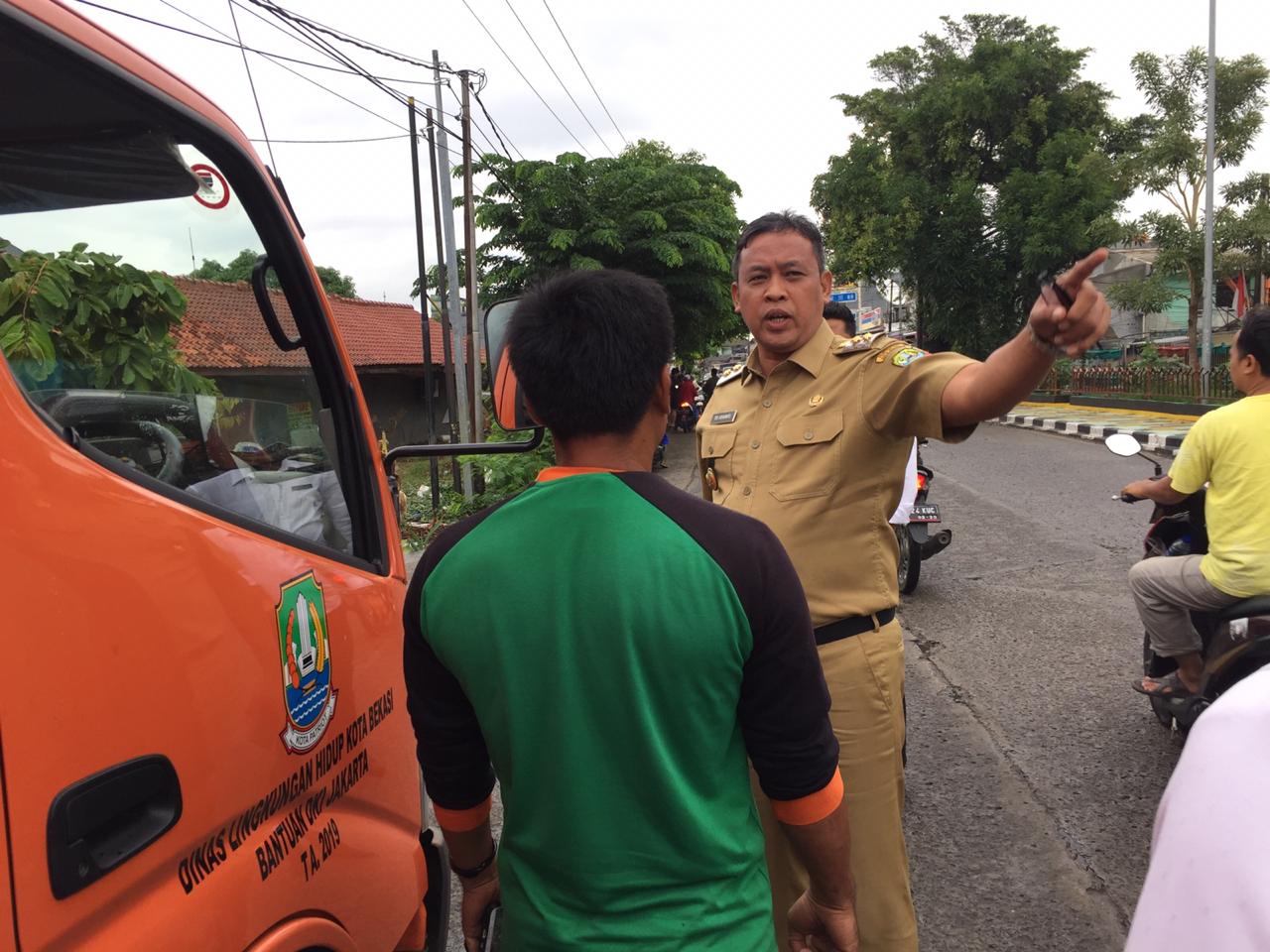 Wakil Wali Kota Bekasi Tri Adhianto Tjahyono Kroscek Sampah yang Berserakan