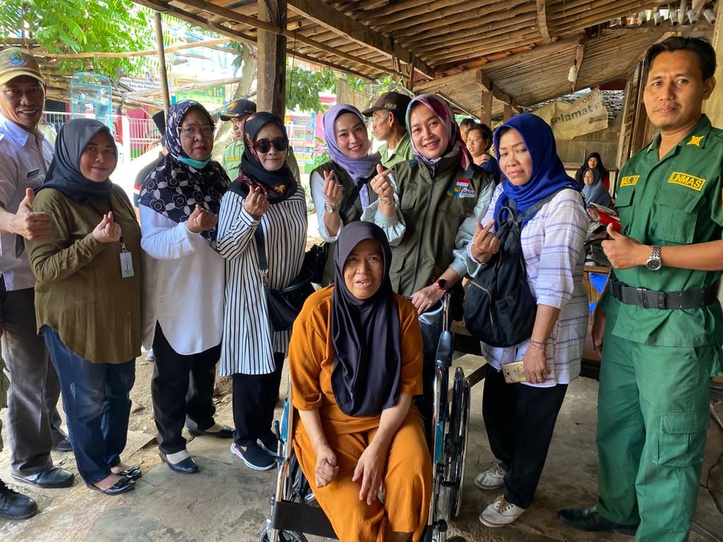 TP PKK Salurkan Kursi Roda Kepada Warga Jatirasa