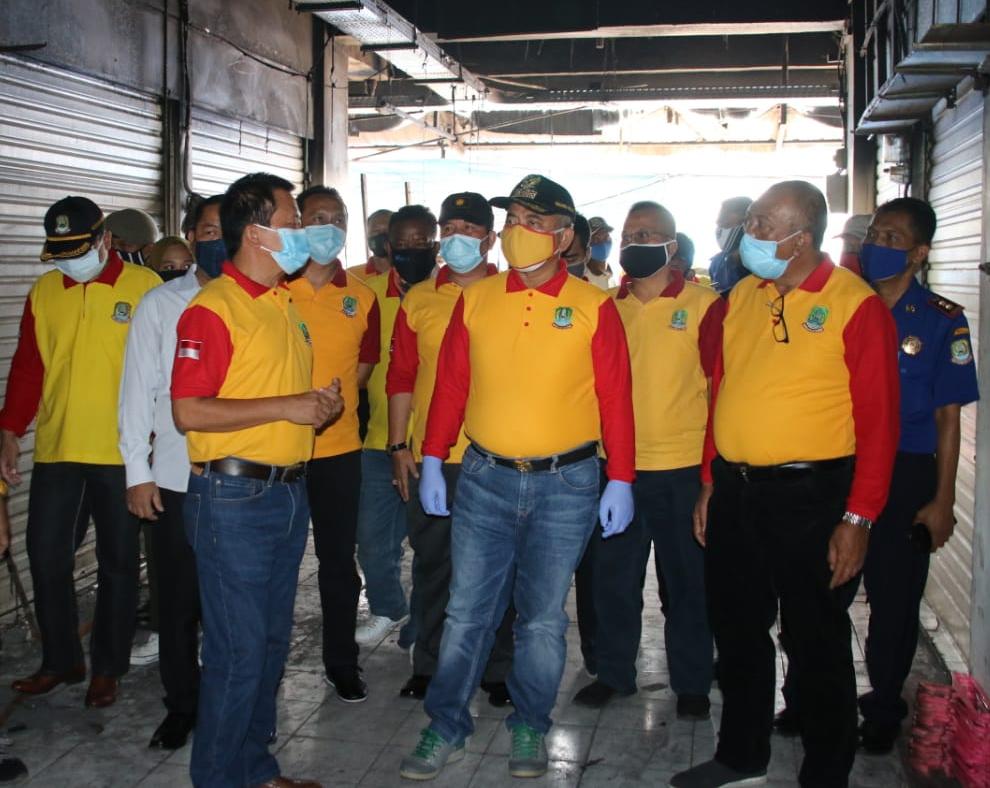 WALI KOTA TINJAU KEBAKARAN DI PASAR BARU BEKASI