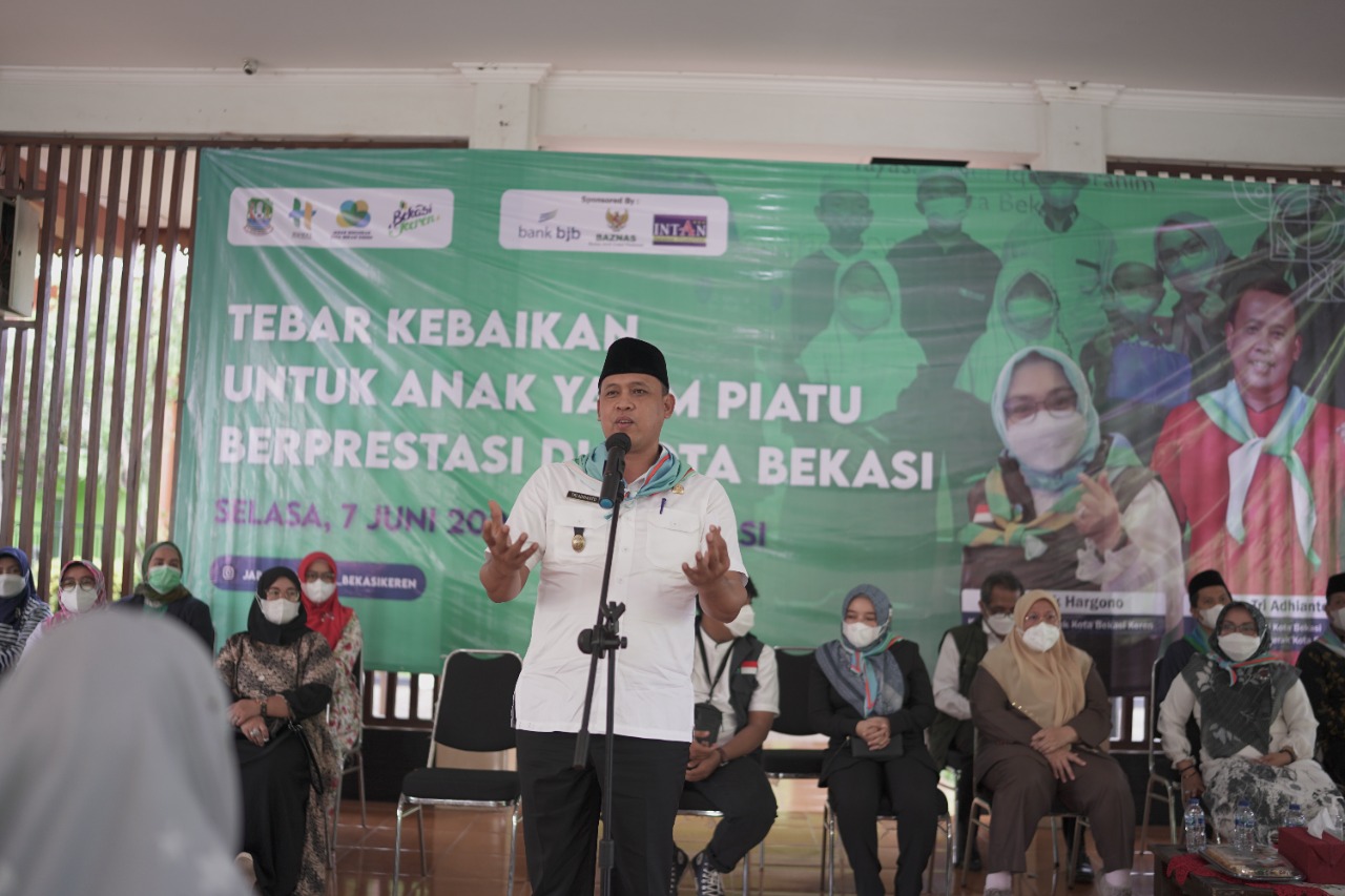 Plt Wali Kota Bekasi Bersama Sekda dan Ketua Jabar Bergerak Hadir Dalam Acara Tebar Kebaikan