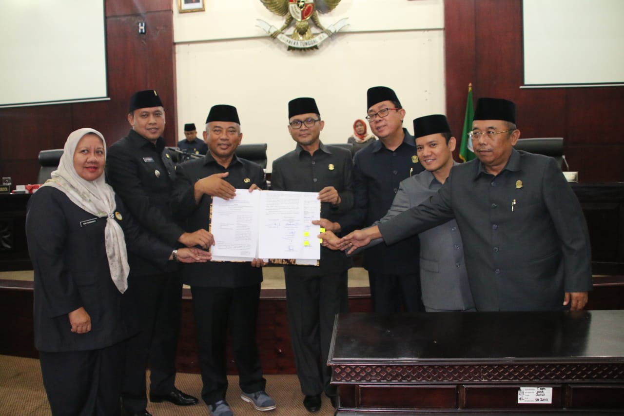 Wali Kota Bersama Legislatif Tanda Tangani Persetujuan Bersama RAPERDA APBD Kota Bekasi Tahun 2020