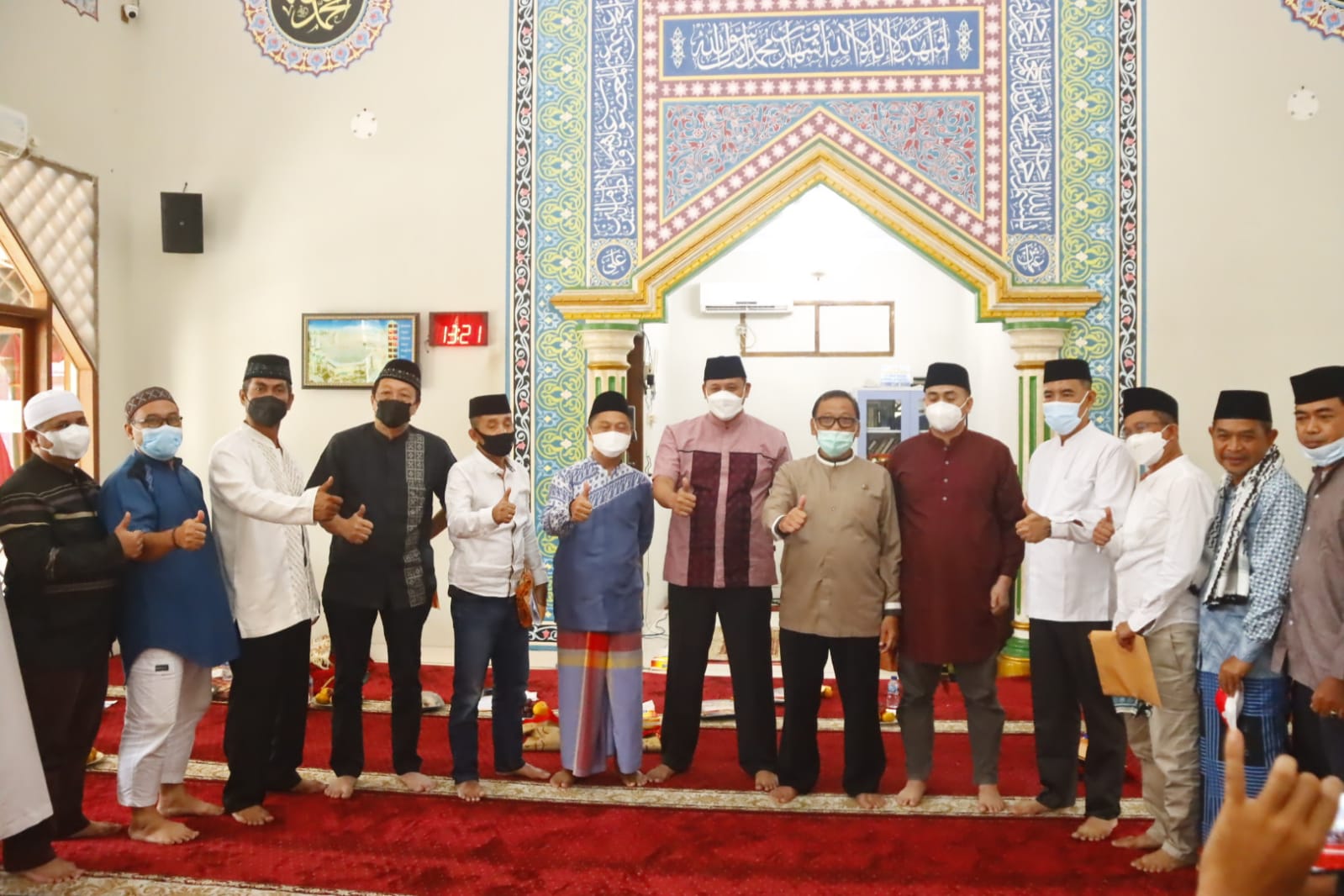 Warga RW 17 Kelurahan Bintara Shalat Jumat Berjamaah dengan Plt Wali Kota Bekasi