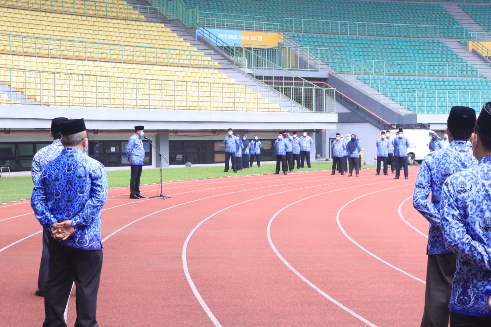 PLT. WALI KOTA BEKASI CHALLENGE LURAH DAN CAMAT MENGENAI PERNYATAAN PELAYANAN KEPENDUDUKAN GRATIS
