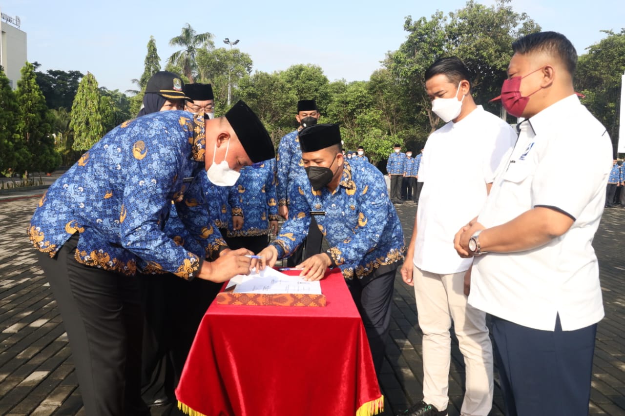 Plt. Wali Kota Bekasi Tandatangani Beberapa MoU dan Serahkan Penghargaaan Pada Apel Pagi Ini