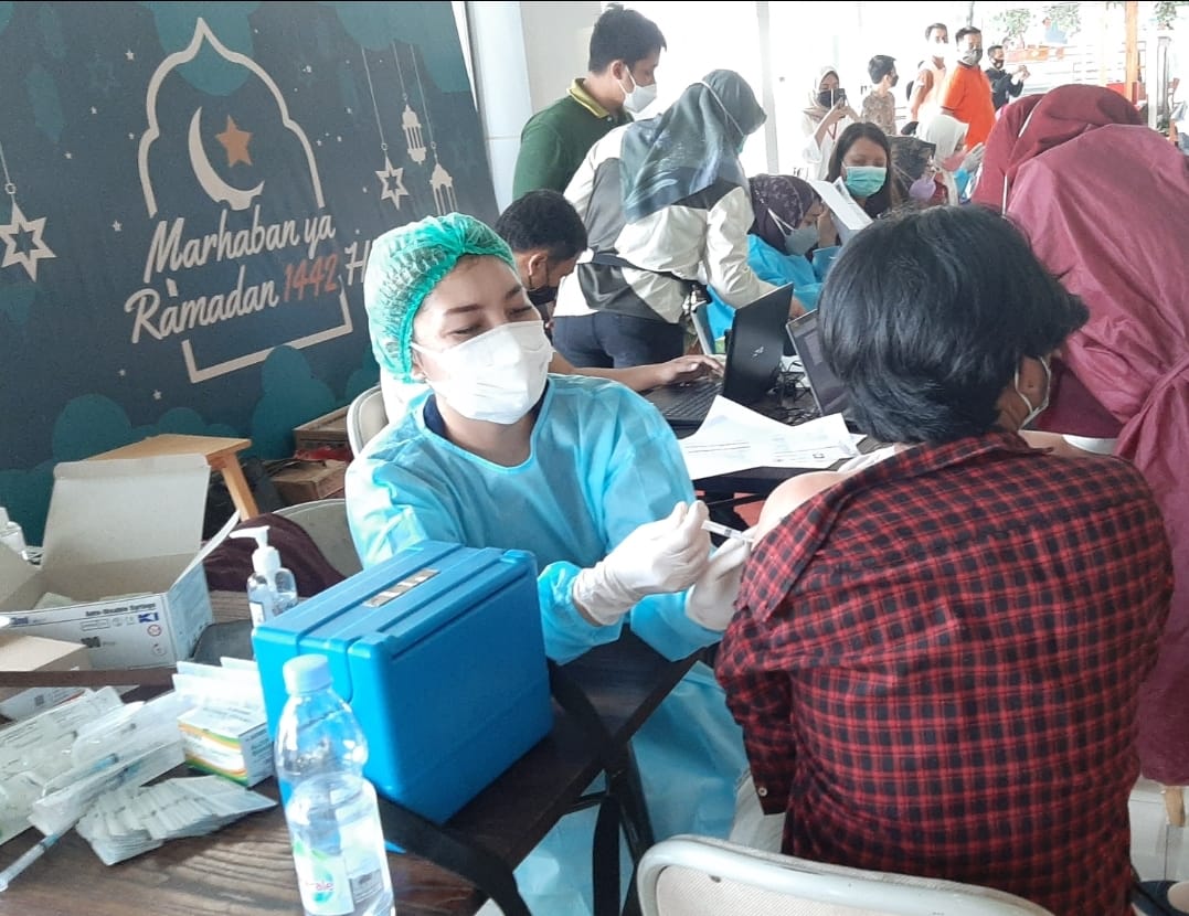 PELAKSANAAN VAKSINASI DOSIS PERTAMA PFIZER DI MALL BTC 